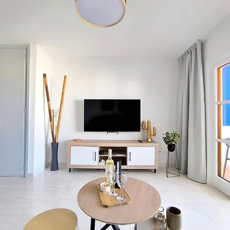 Daire Sunlit Isle - Heated Pool, Fibre Net, Cristianos *